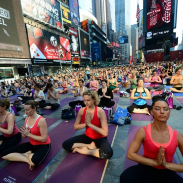 Persone che fanno yoga