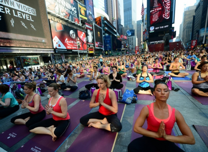 Persone che fanno yoga