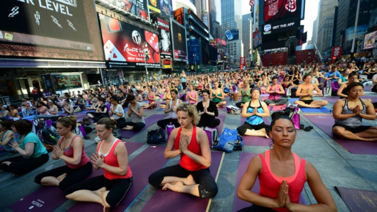 Persone che fanno yoga